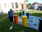 Společné odpoledne rodičů a dětí - natírání popelnic